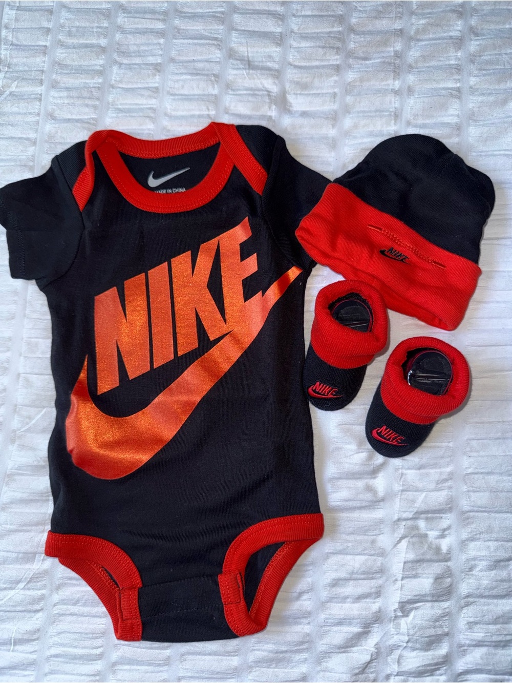 Nike Baby Bodysuit Set Size 0-6M in Black and Red Bodysuit Booties Cap NEW !
